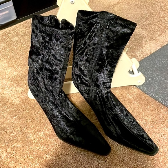 Velvet black booties heels pointed toe soft fabric lined size 6 OPEN To OFFERS - Picture 3 of 11